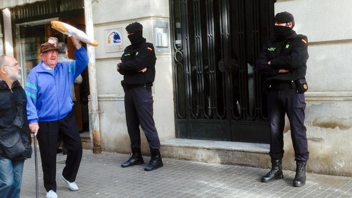 Operación policial antiyihadista en la calle Marina de Barcelona.