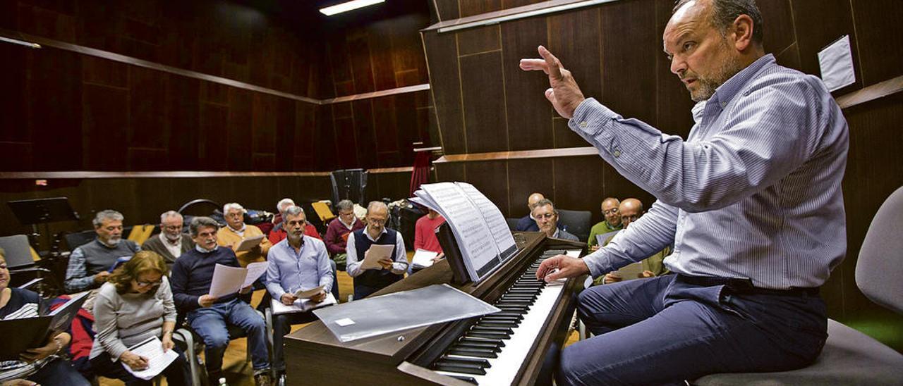 Joaquín Valdeón dirigiendo el ensayo celebrado en la tarde del miércoles en el local del que dispone el coro en el auditorio Príncipe Felipe de Oviedo.