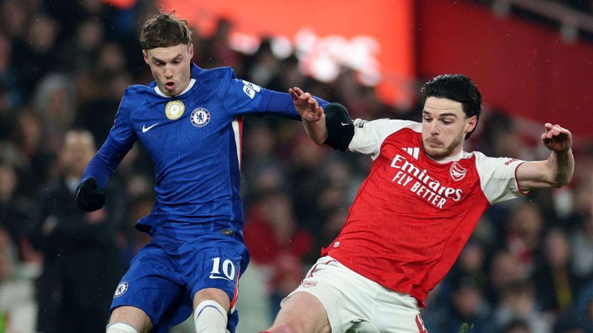 Declan Rice y Cole Palmer pugnan por la posesión durante el Arsenal-Chelsea de EFL Cup