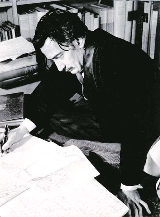 Salvador Dalí escrivint La vida secreta de Salvador Dalí a casa de Caresse Crosby, Hampton Manor, Virgínia (1941)