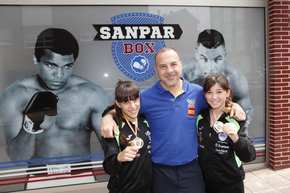 Las asturianas Aida Llada, de 14 años, y Andrea Mateos, de 19, campeonas de España de boxeo femenino