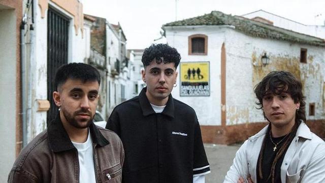 Carlos Canelada, en el centro, junto a sus compañeros de Sanguijuelas del Guadiana.