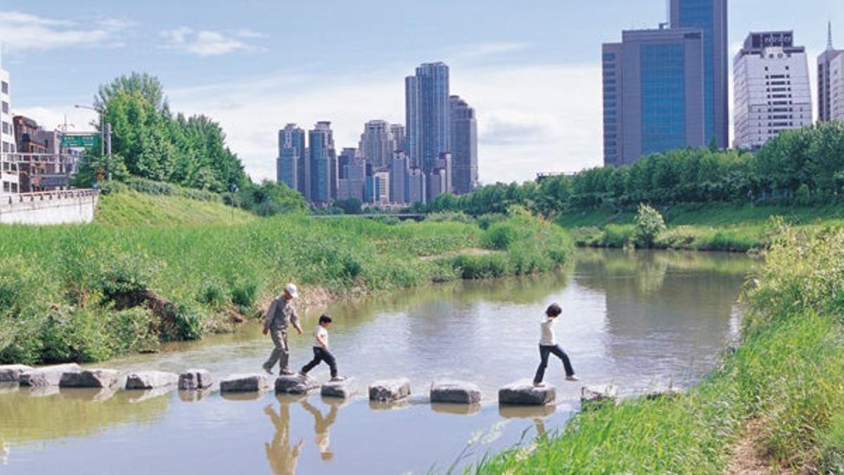 Puente de piedras dispuetes sobre el agua en el parque Yangjae Stream en el distrito de Gangnam-gu en Seúl.