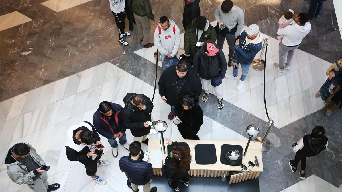 Estand de Worldcoin en el centro Westfield Glòries, donde escaneaban los iris, mientras se hacían colas en el exterior del recinto.