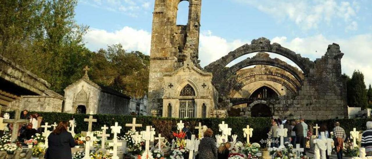 La parte antigua del cementerio rodea las imponentes ruinas de una iglesia gótica. // Iñaki Abella