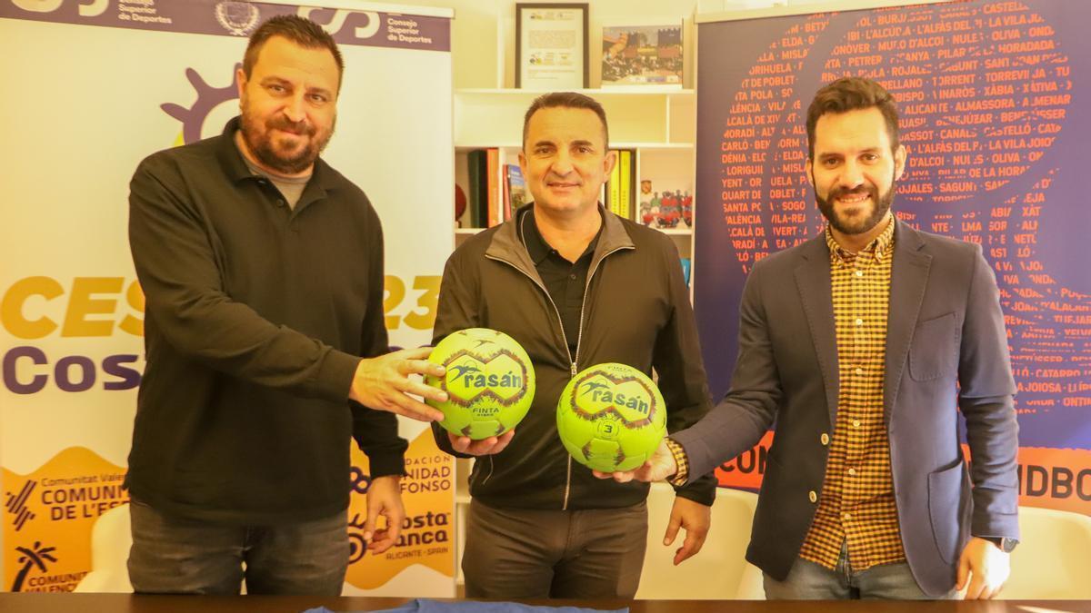 Presentación en La Nucía: Sergio Villalba, concejal de deportes de La Nucía; Bernabé Cano, alcalde de La Nucía y Miguel Soria, director del CESA Costa Blanca 2023.