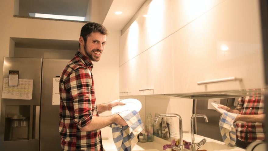 Los estropajos y las bayetas, fuentes de gérmenes en la cocina