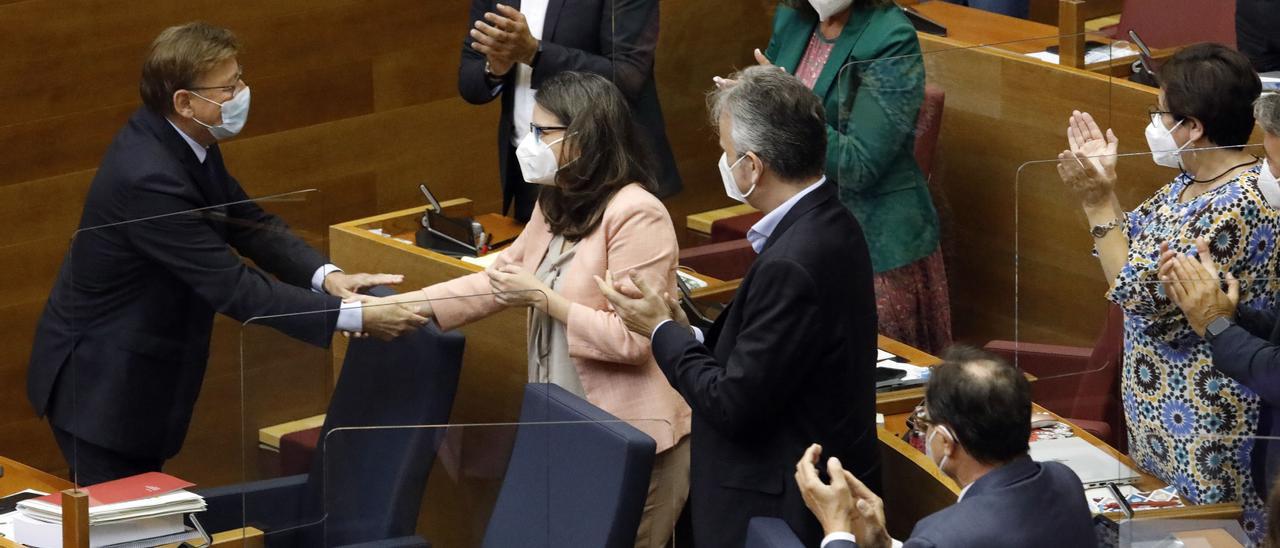 Puig y Oltra se saludan ante la mirada de Illueca tras el discurso del jefe del Consell.