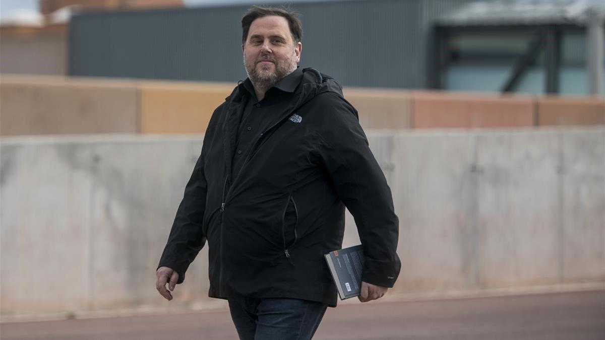 El líder de ERC, Oriol Junqueras, sale de la prisión de Lledoners para ir a trabajar a la universidad.