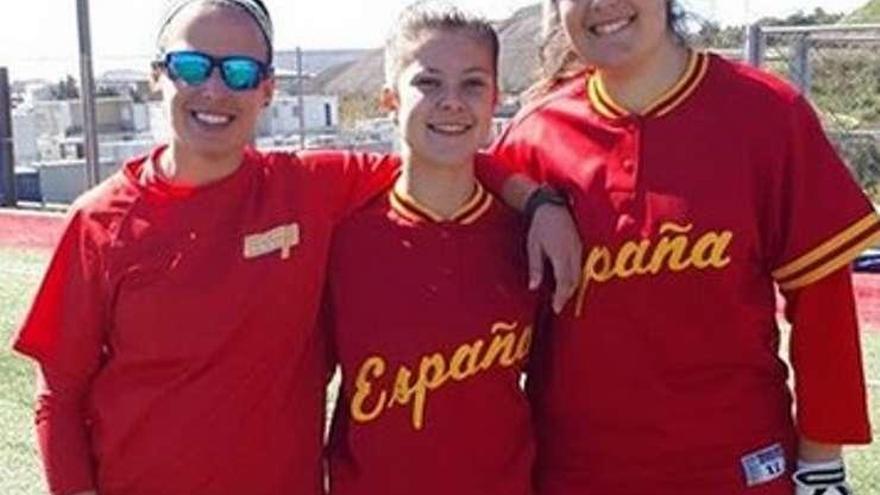 Tres jugadoras del Cambre, con la selección española sub 19