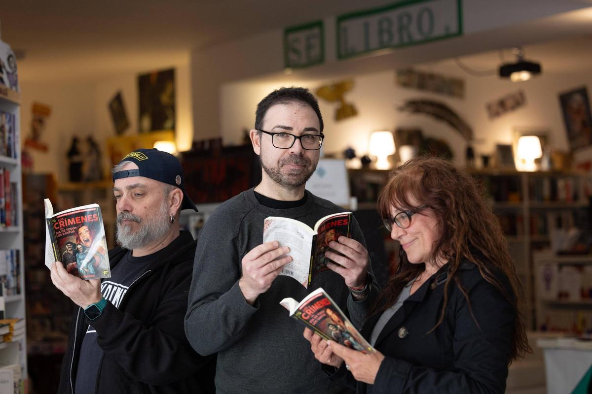 Pedro Ortega, Héctor Escandell y Cristima Amanda Tur, con el primer ejemplar de Meteoro.