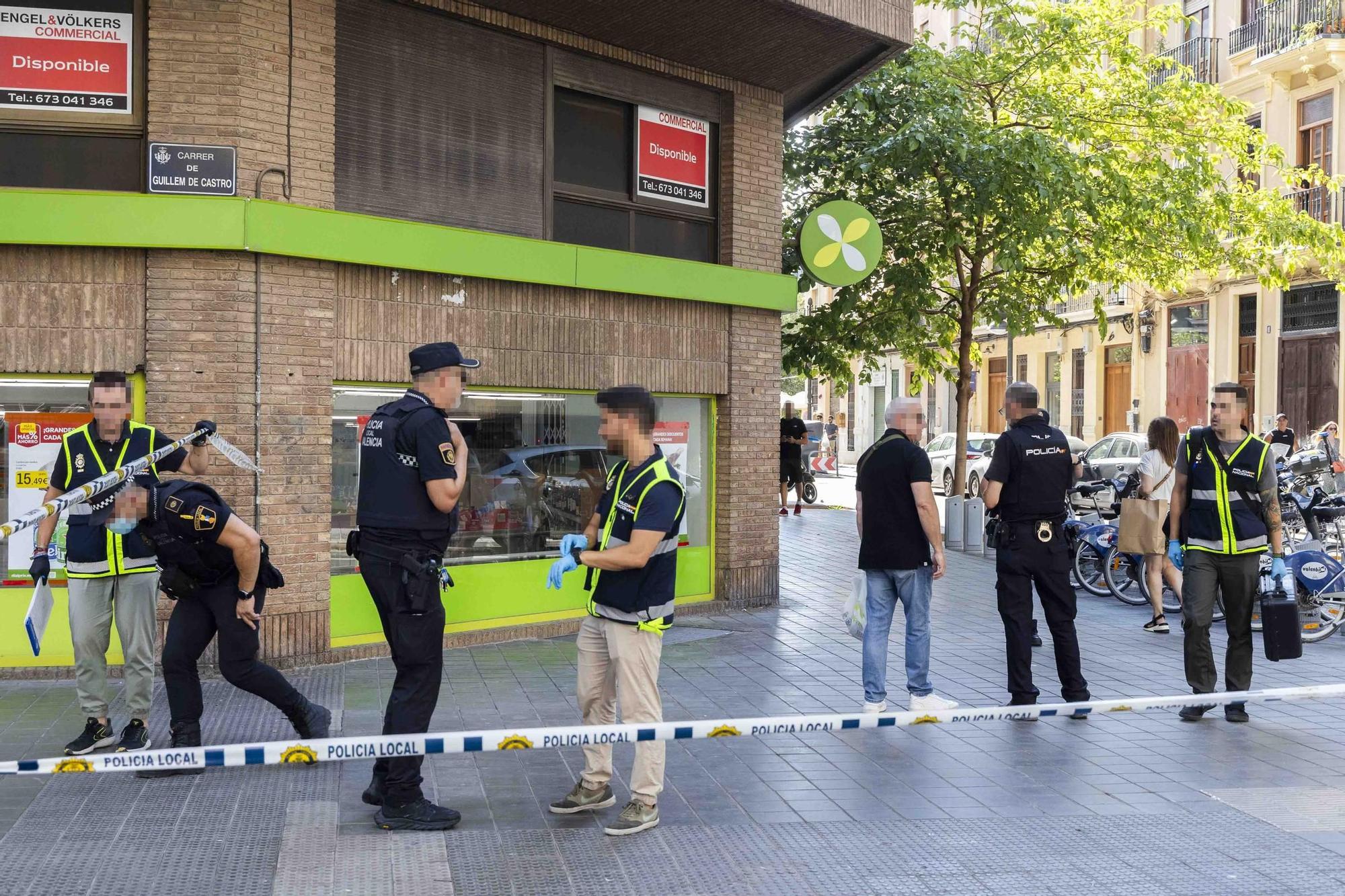 La Policía Local desarma de un tiro a un presunto atracador en la calle Guillem Sorolla de València