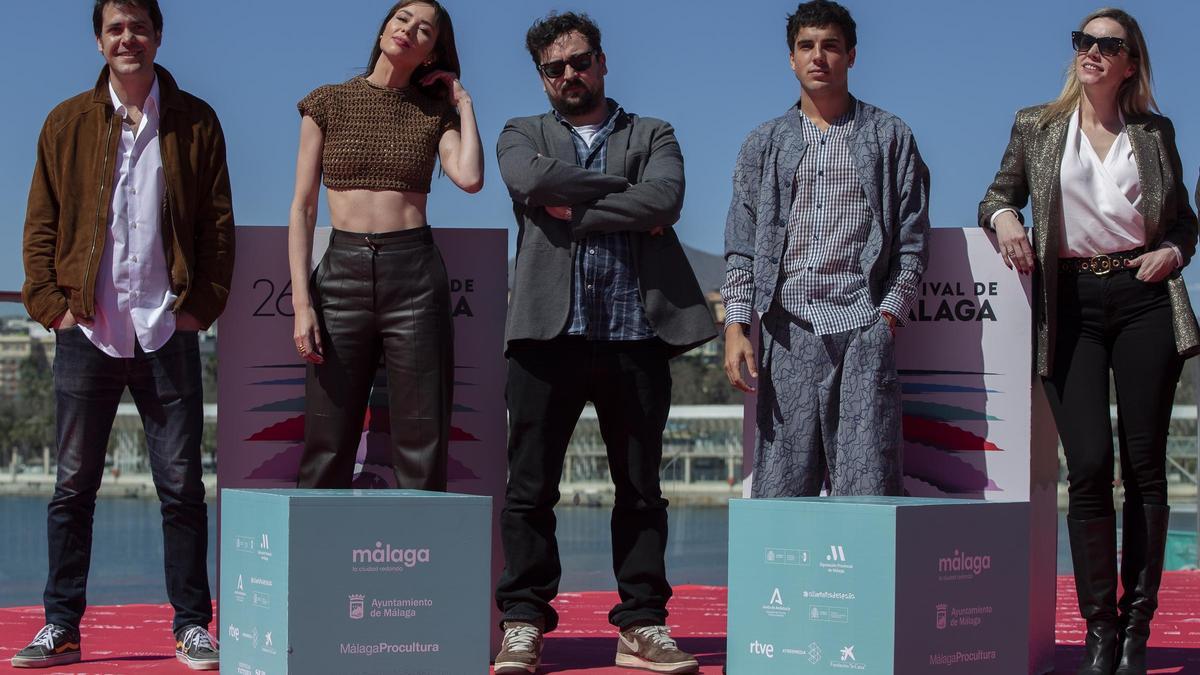 El director Rodrigo Ruiz-Gallardón (c), posa con su equipo durante la presentación de la serie &quot;Pollos sin cabeza&quot; a la Sección Oficial