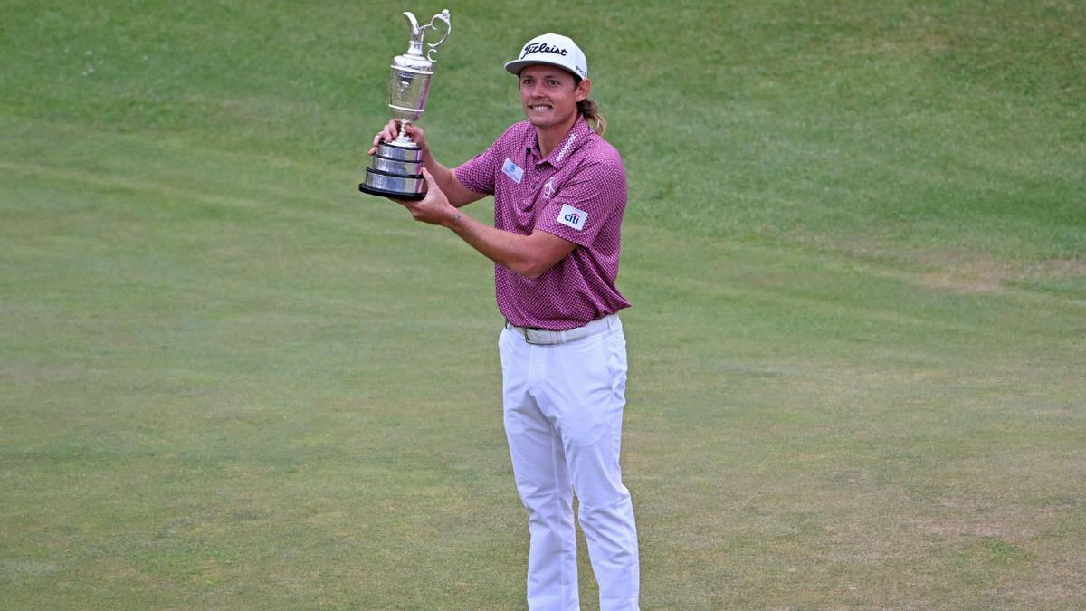 Cameron Smith posando con el trofeo del British Open