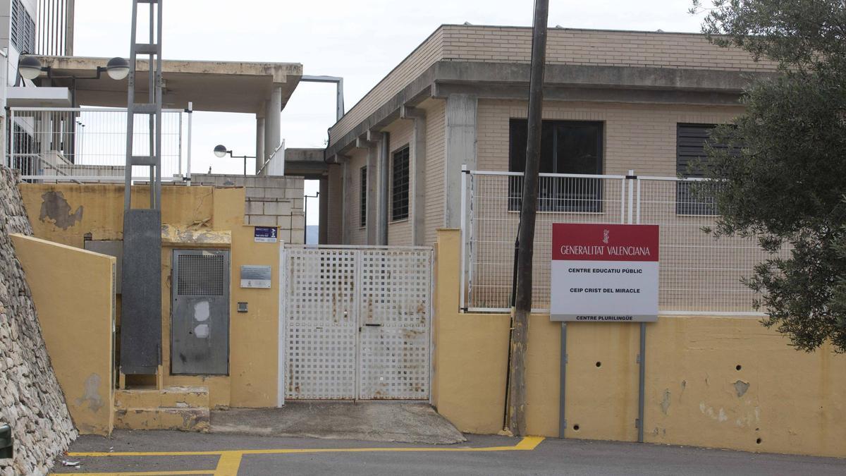 Entrada al CEIP Crist del Miracle de la Llosa de Ranes, con el aulario de Infantil a la derecha.