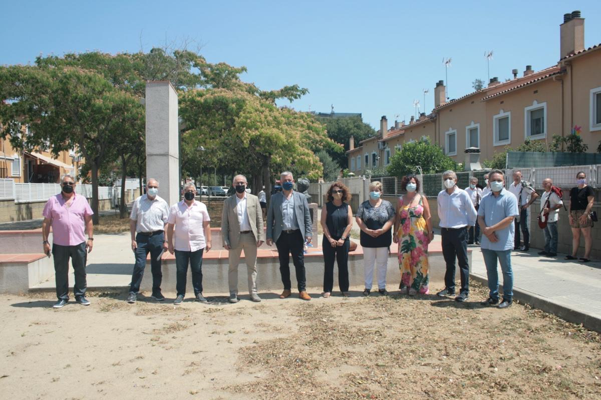 Mollet acull una ofrena floral a Rosalía de Castro