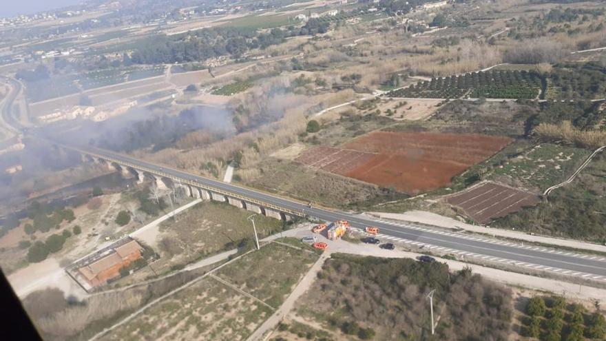 Dan por controlado el incendio en el Parque Natural del Túria que ha cortado la CV-50