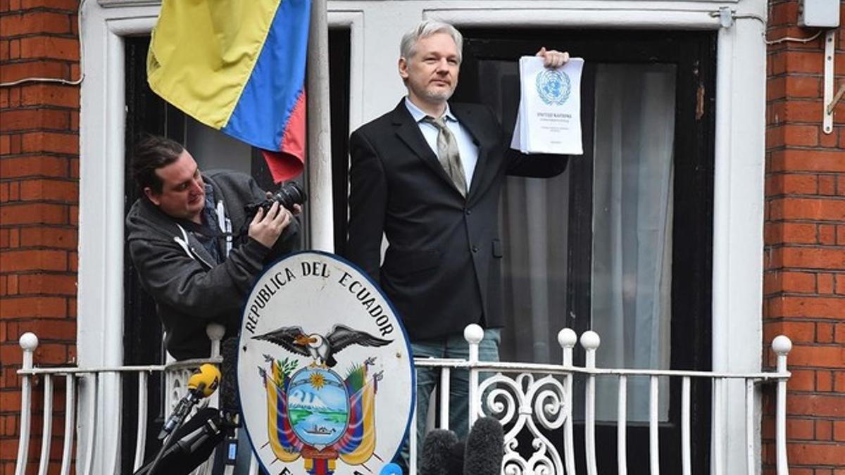 El fundador de Wikileaks, Julian Assange, se dirige a los medios desde el balcón de la embajada de Ecuador en Londres.Foto de archivo. Febrero del 2016.