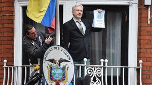 El fundador de Wikileaks, Julian Assange, se dirige a los medios desde el balcón de la embajada de Ecuador en Londres.Foto de archivo. Febrero del 2016.