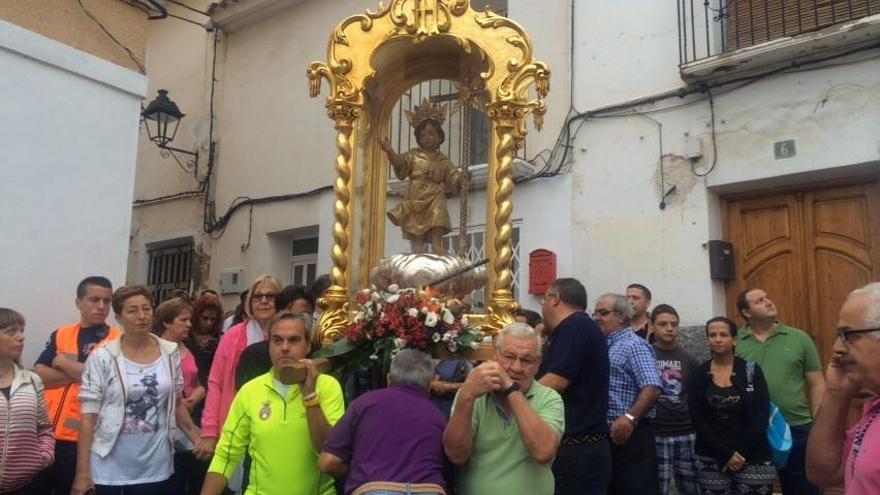 Los devotos acompañaron a su Niño ayer por las calles.