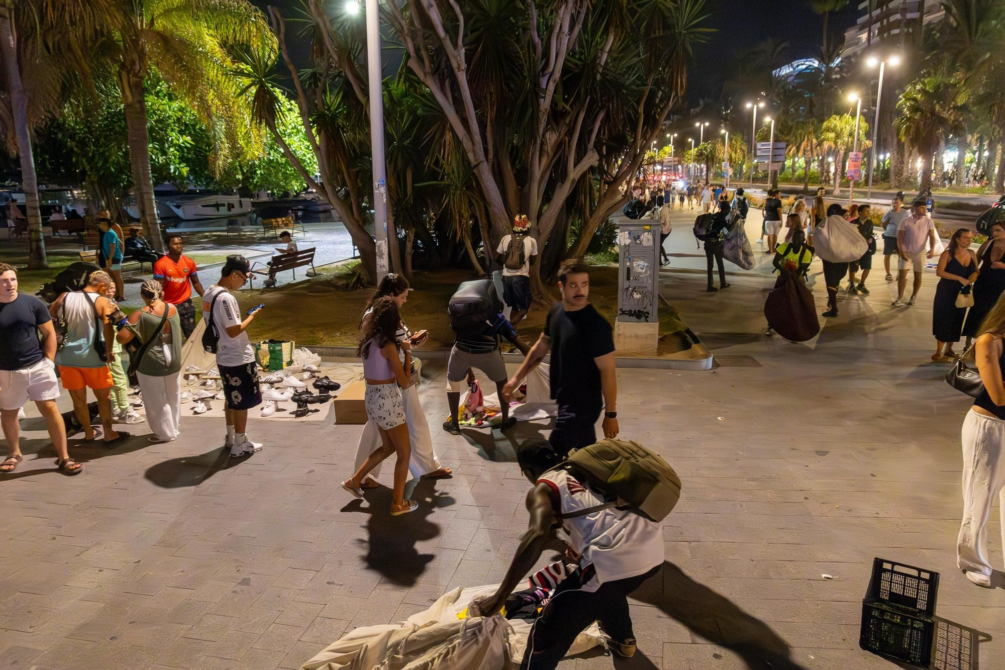 Operativo conjunto policial contra el ‘top manta’ en el puerto de Alicante