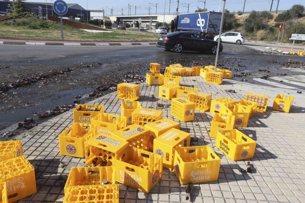 Un camión cargado de botellines de cerveza pierde su mercancía en Xàtiva