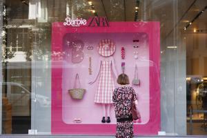 Un escaparate de Zara en Madrid con una colección especial de Barbie.