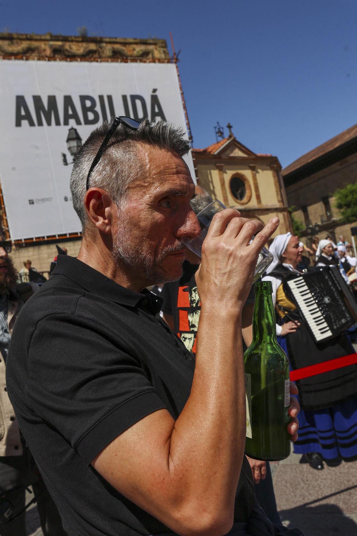 Oviedo levanta el brazo para un escanciado popular con más de un millar de personas por el Día Mundial de la Sidra, en imágenes