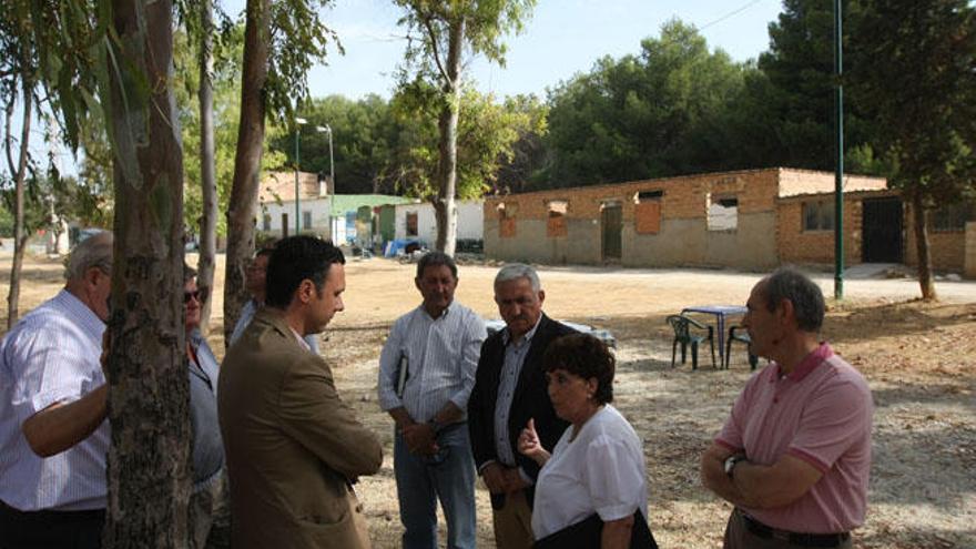 Los concejales de Churriana y Medio Ambiente, con los vecinos junto a las casas de la polémica.