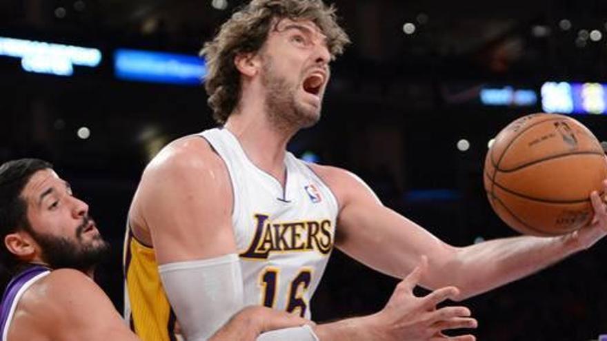 Gasol trata de anotar.