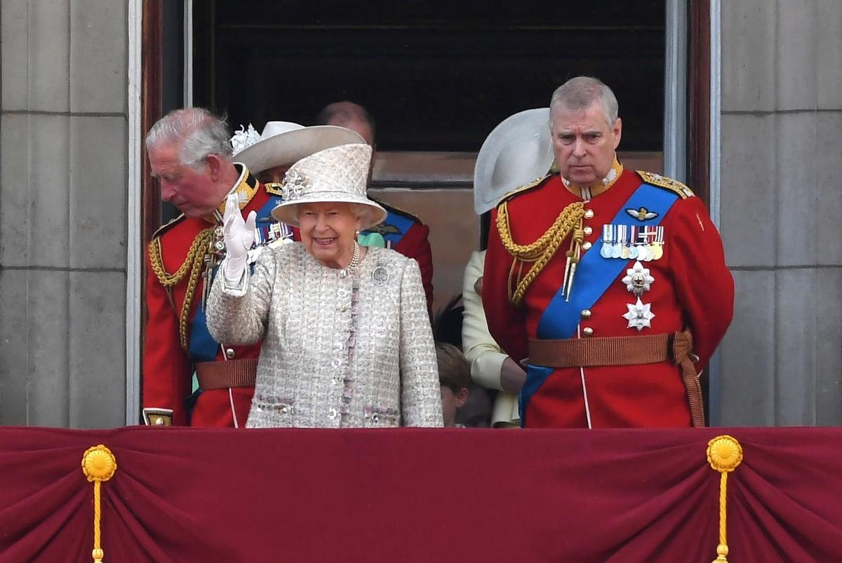 LA FAMILIA REAL BRITANICA EN EL DESFILE MILITAR EN EL CENTRO DE LONDRES, CON MOTIVO DE LA CELEBRACION DEL 93 CUMPLEAÑOS DE LA REINA ISABEL II. La reina Isabel II saluda en el desfile por su cumpleaños. NGH02. London (United Kingdom), 08/06/2019.- Britain's Queen Elizabeth II (L) and Prince Andrew (R) stand on the balcony of Buckingham Palace with other members of the Royal Family to watch a fly-past during the Trooping of the Colour Queen's birthday parade, in central London, Britain, 08 June 2019. The annual official Queen's birthday parade is more popularly known as Trooping the Colour when the Queen's colour is 'trooped' in front of Her Majesty and all the Royal Colonels. (Reino Unido, Londres) EFE/EPA/NEIL HALL Trooping the Colour Queen's birthday parade in London