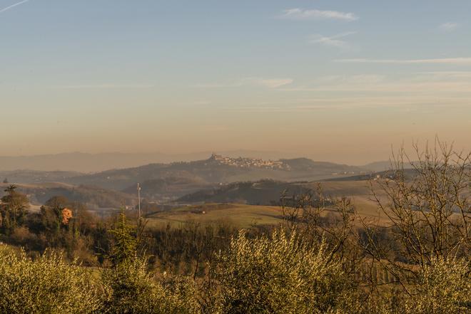 Las colinas de Monferrato durante la puesta de sol invernal