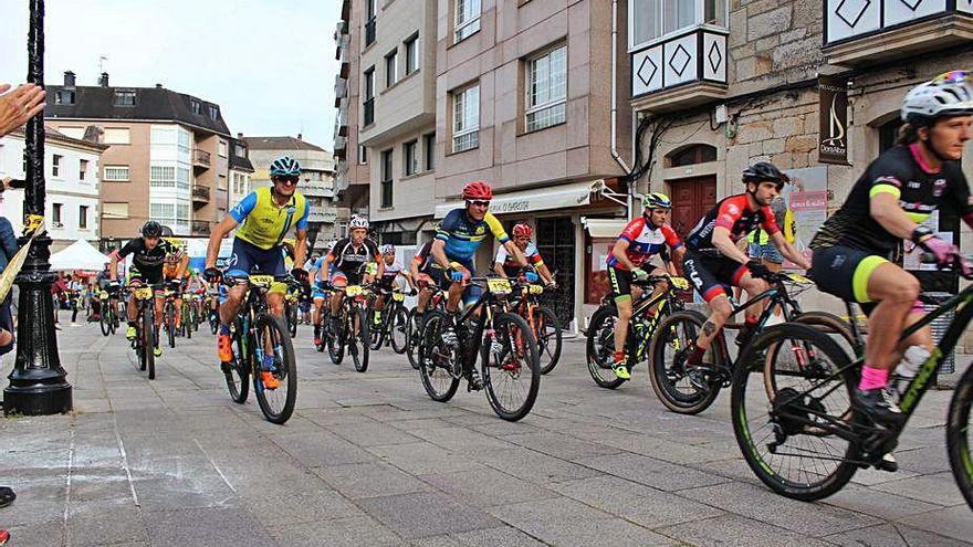 Un instante de la salida de la Lalín Bike Race del año pasado.