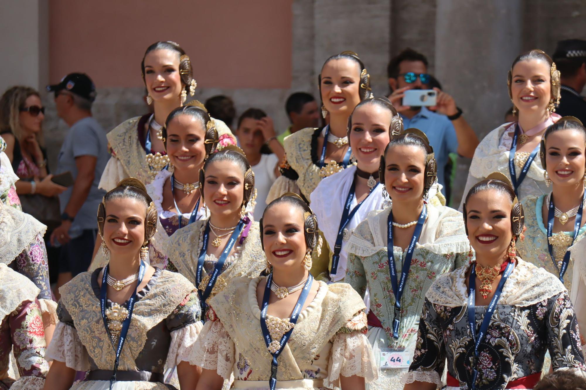 Baño de multitudes de las candidatas a Fallera Mayor de València 2025