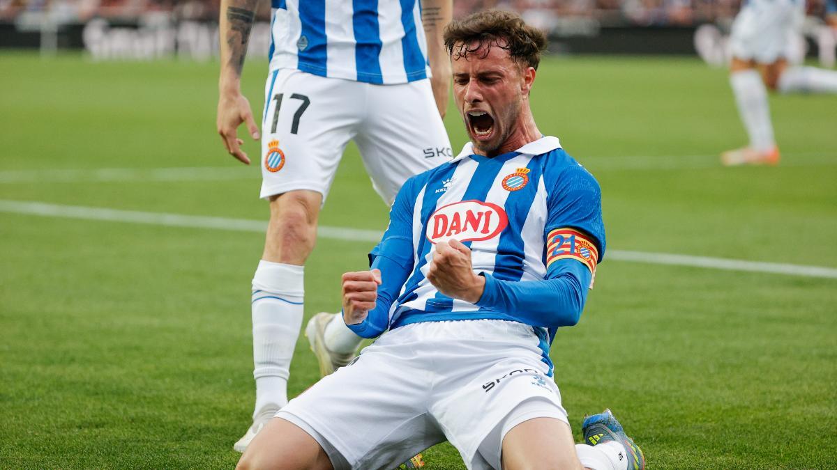 Javi Puado celebra el gol del Espanyol ante el Valencia en Mestalla