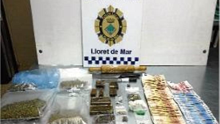 La droga i els diners que la policia va intervenir.