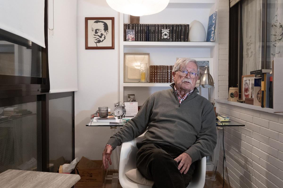 Joaquín Giménez en un rincón de su casa de Alicante.