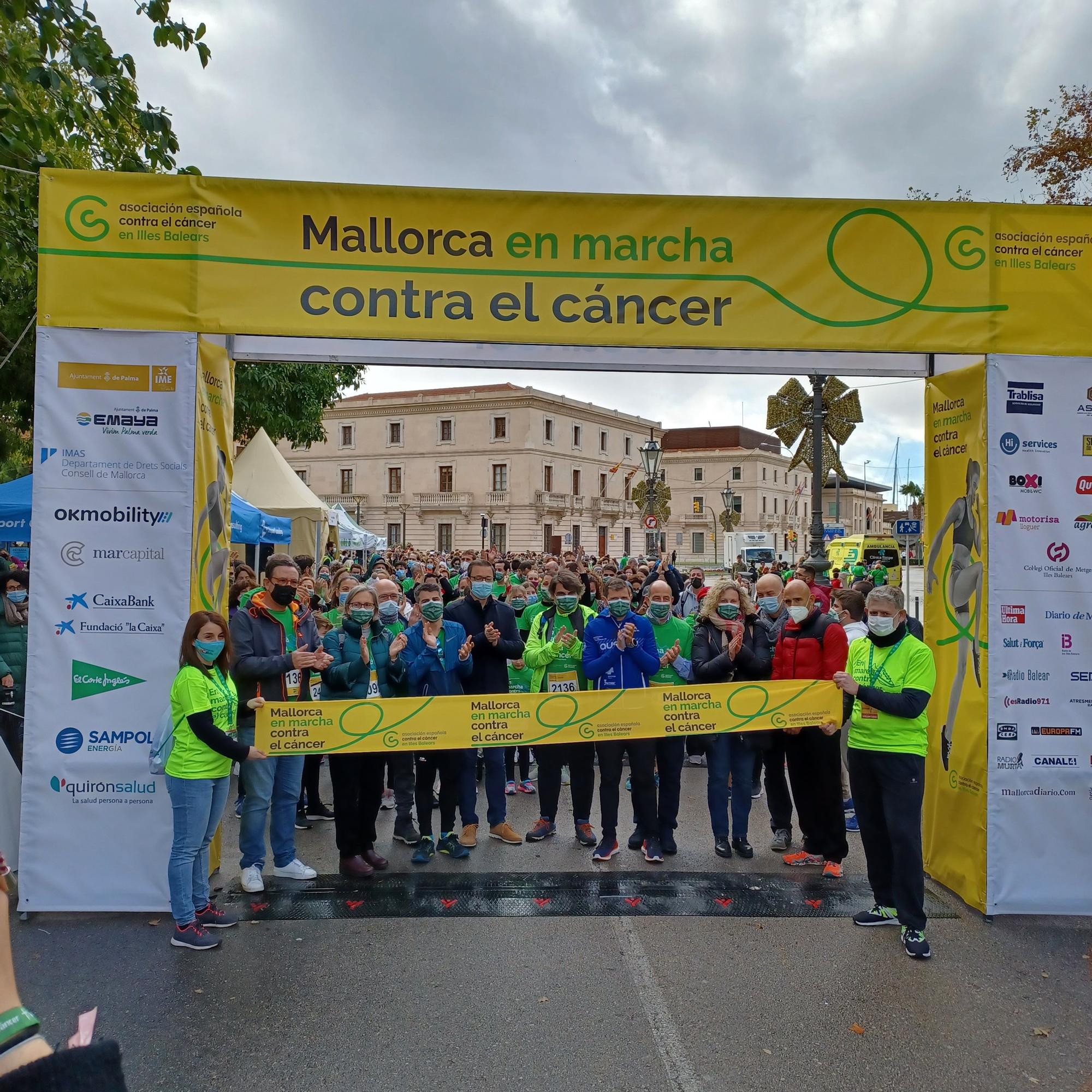 Miles de personas participan en la carrera y marcha contra el cáncer en Palma