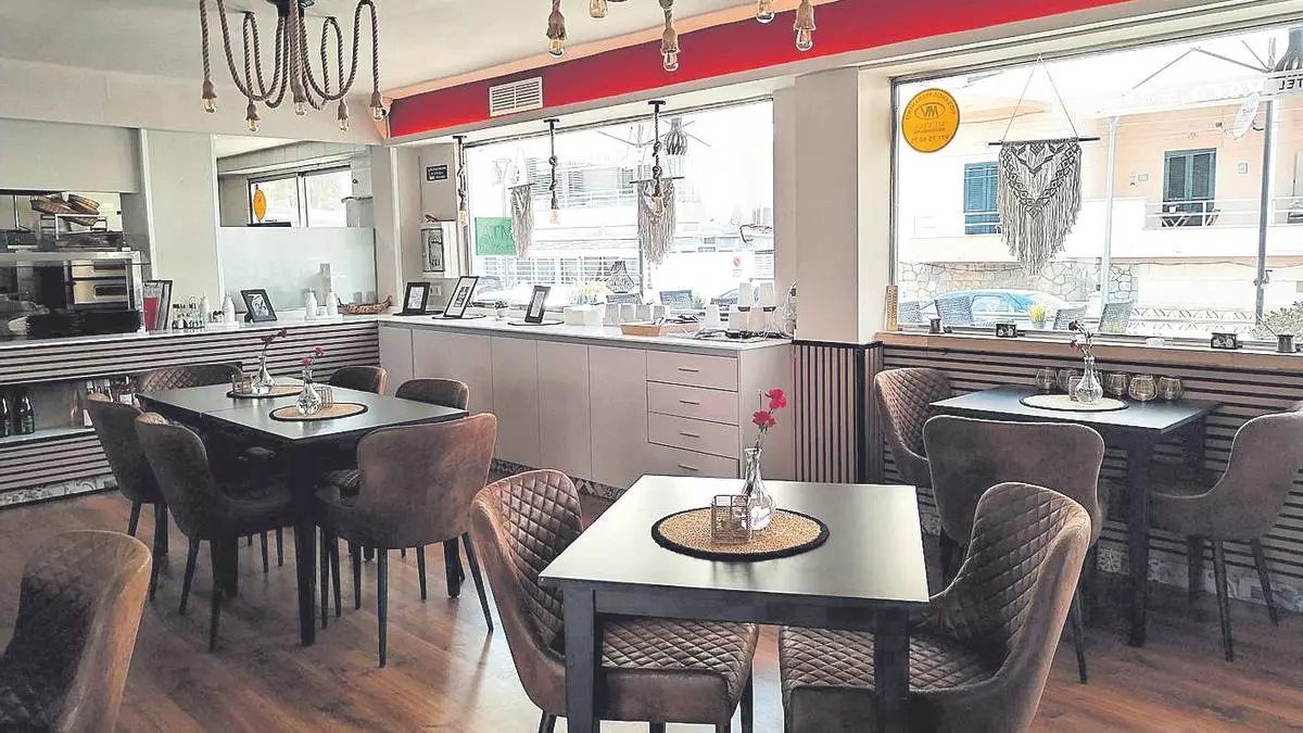 Disfrutar de un Ćevapčići junto a la piscina