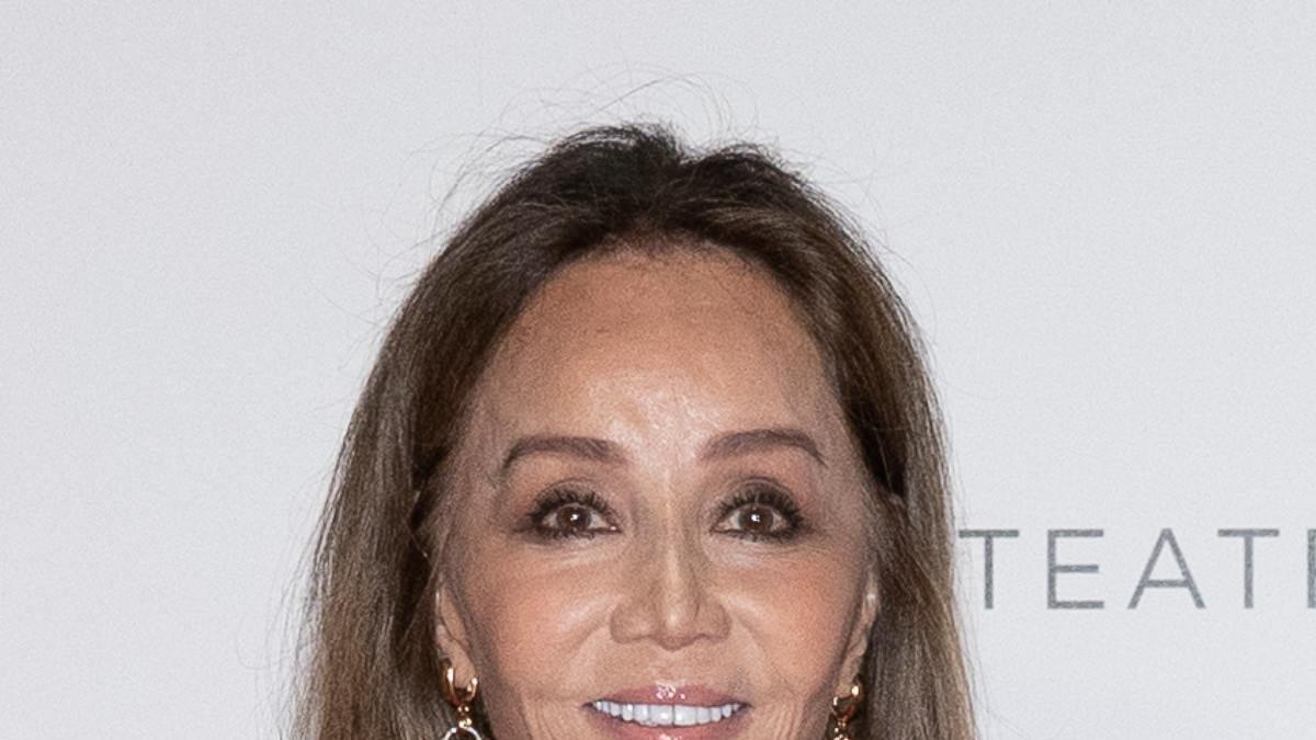 Isabel Preysler sabe que este mono rojo te convierte automáticamente en la perfecta invitada