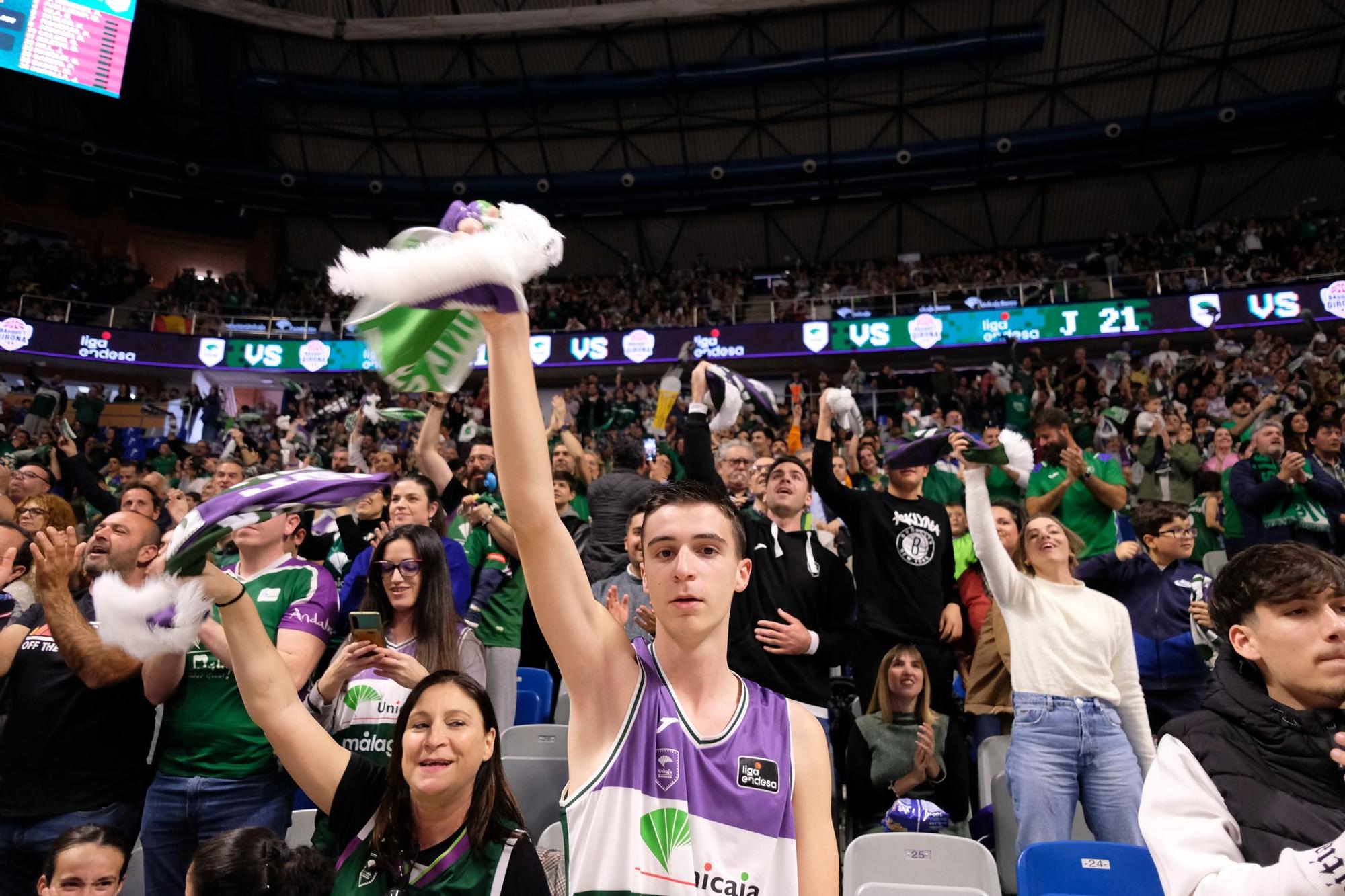 La afición celebra el título de Copa en la previa del Unicaja - Girona