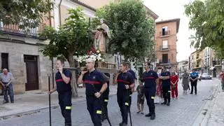 Toro rinde homenaje a sus bomberos voluntarios