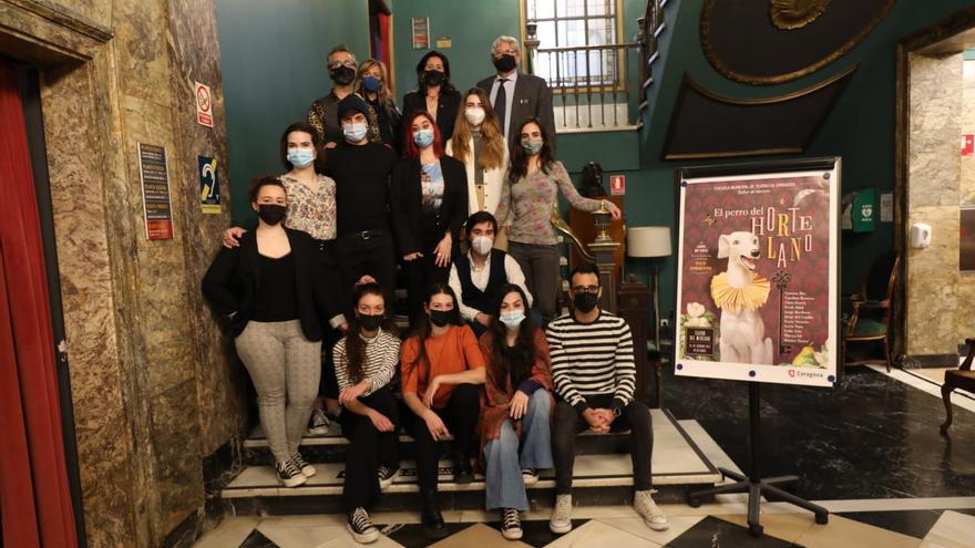 El alumnado de la Escuela Municipal de Teatro interpreta ‘El perro del hortelano’, de Lope de Vega, en el Mercado