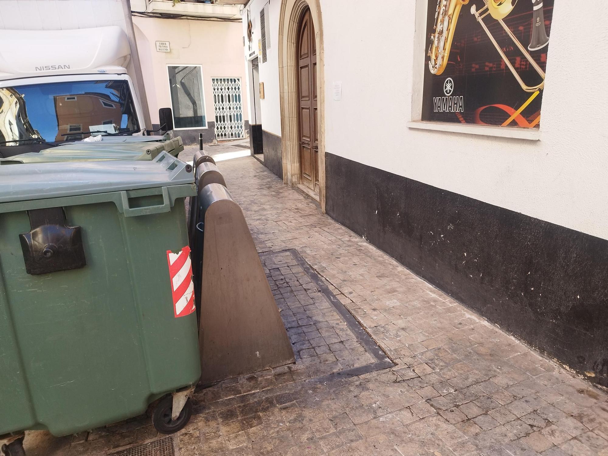 Quejas por los orines y la basura en la calle Corretgeria de Xàtiva.