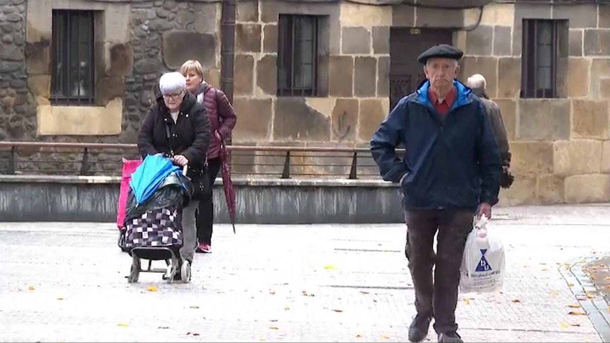 Gente mayor paseando por la calle