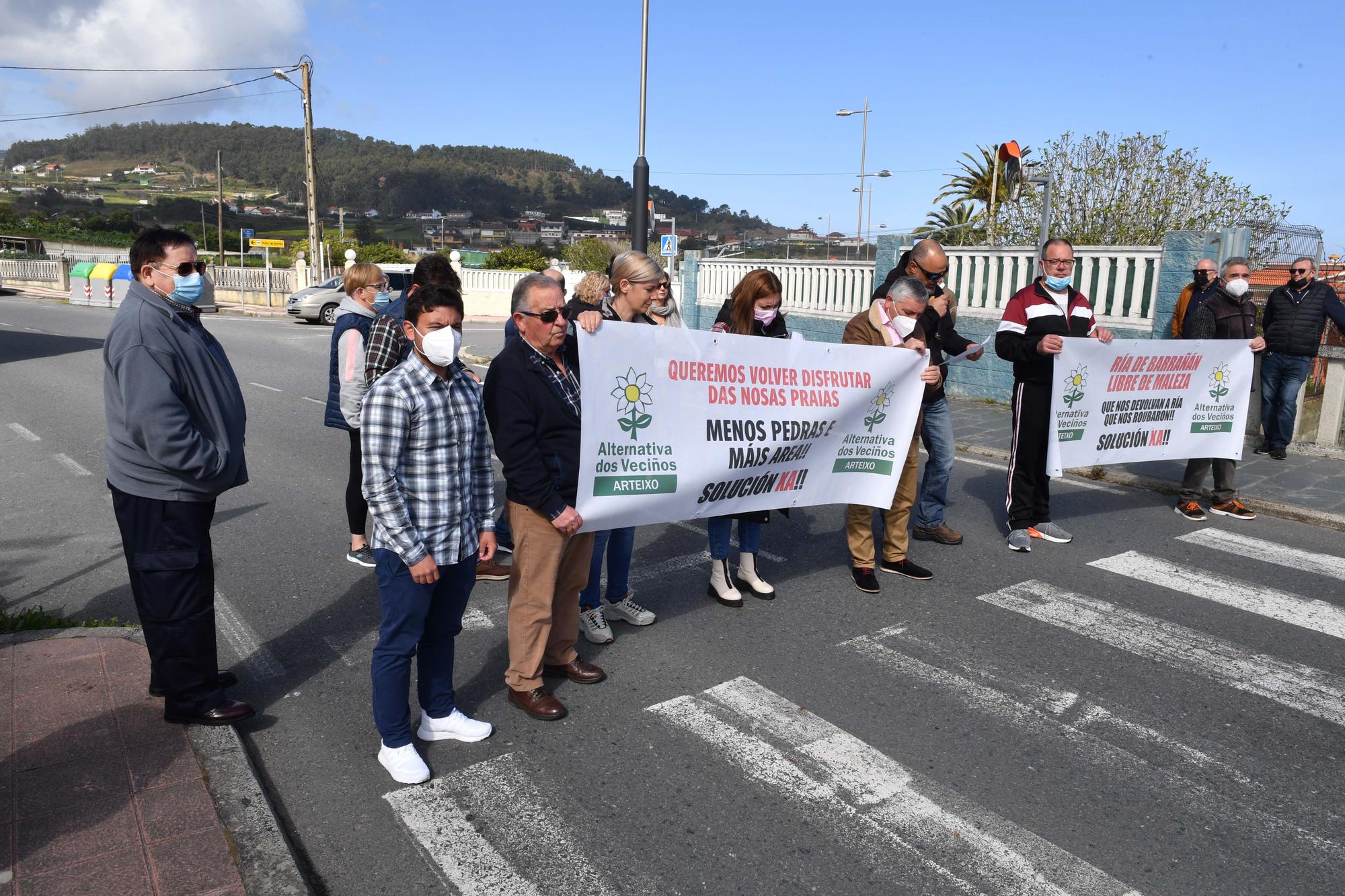 Corte de tráfico para reclamar la limpieza de la ría de Barrañán