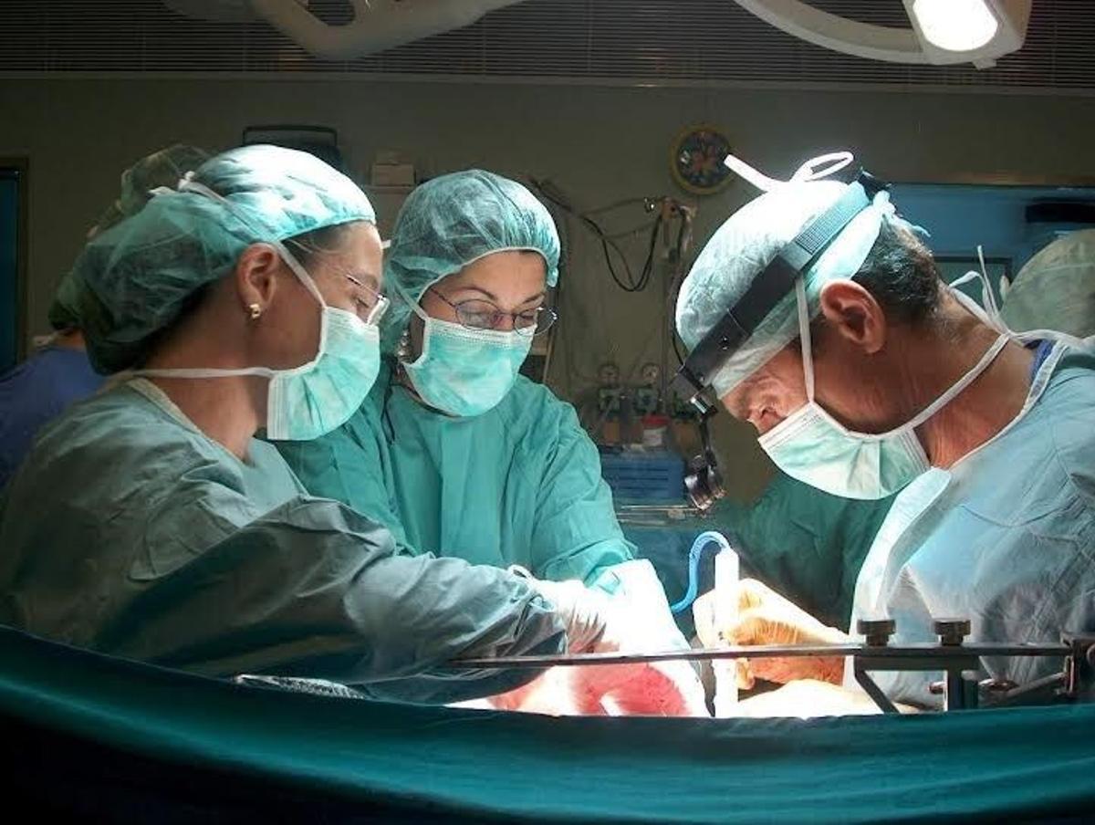 Un equipo de médicos realiza un transplante renal en quirófano.