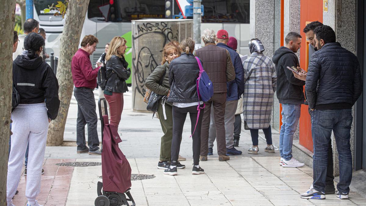 Personas esperando en el exterior de un banco en Alicante, esta semana