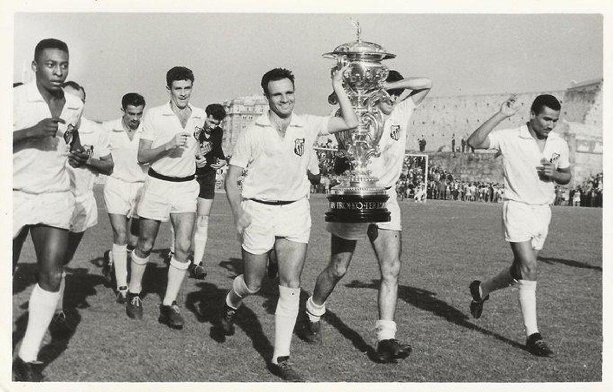 Pelé, a la izquierda, da la vuelta de honor en Riazor tras ganar el Teresa Herrera de 1959. |  // SANTOS FC
