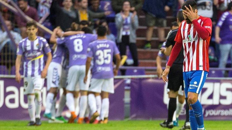 Los jugadores del Valladolid celebran un gol ante el Sporting.